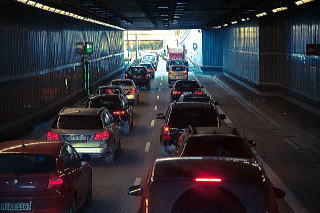 渋滞している高速道路の写真